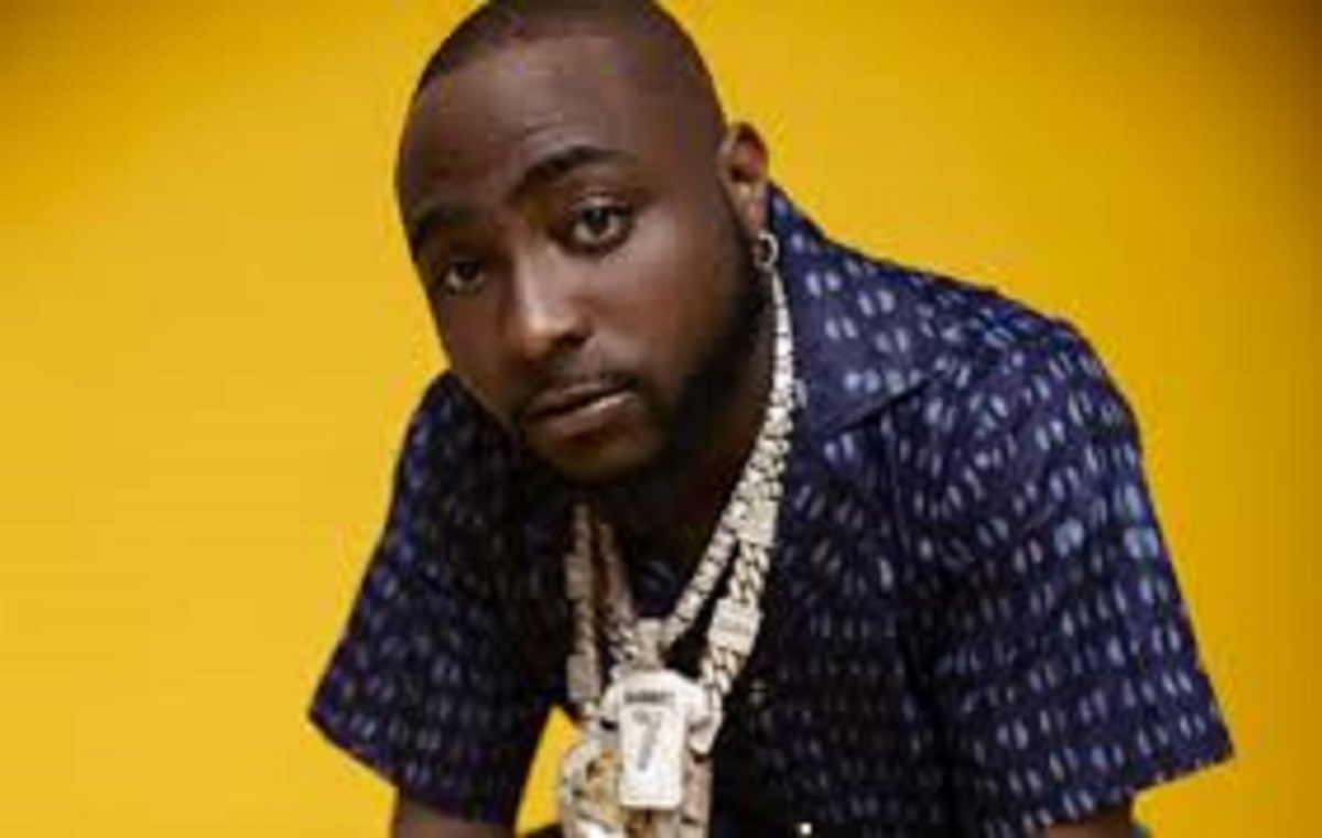 Davido : le chanteur très triste, assiste aux chandelles organisées pour son ami mort (vidéo)