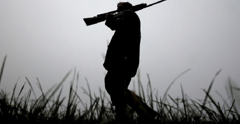 De retour de la chasse, le chien tire une salve de plombs sur les deux chasseurs