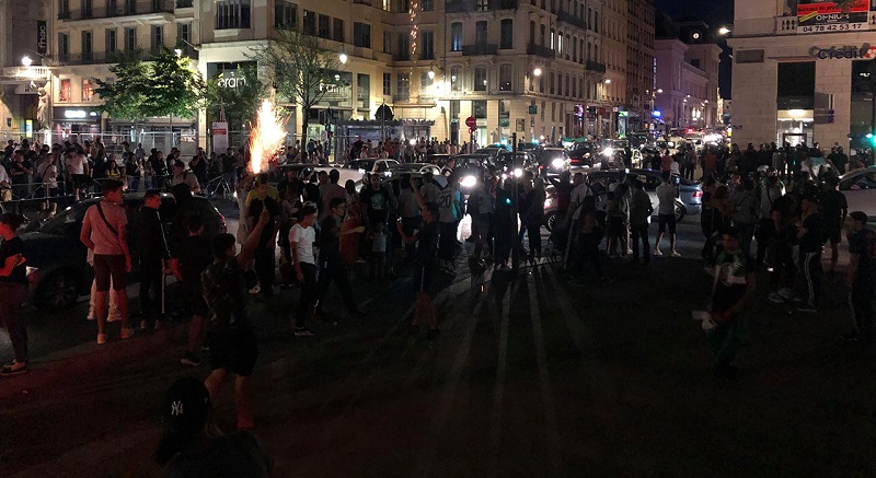 Débordements à Lyon entre supporters et policiers après la défaite de l’OL en Ligue des champions (vidéo)