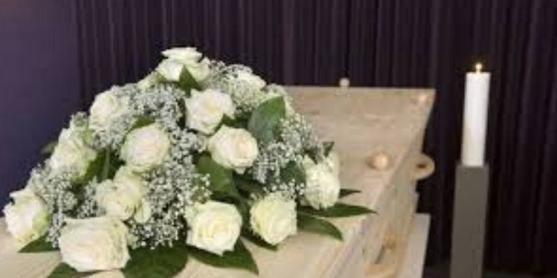 Elle simule sa mort sur les réseaux sociaux  pour éviter que sa mère lui demande de l’argent