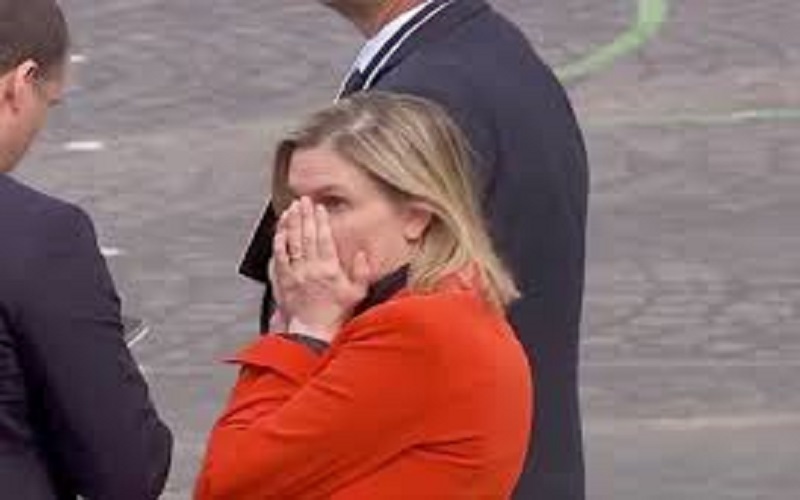 Défilé du 14 juillet : panique d’une ministre qui a oublié son masque (vidéo)