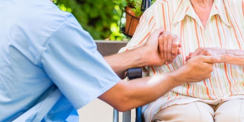Déguisées en infirmières, elles arnaquent les personnes âgées