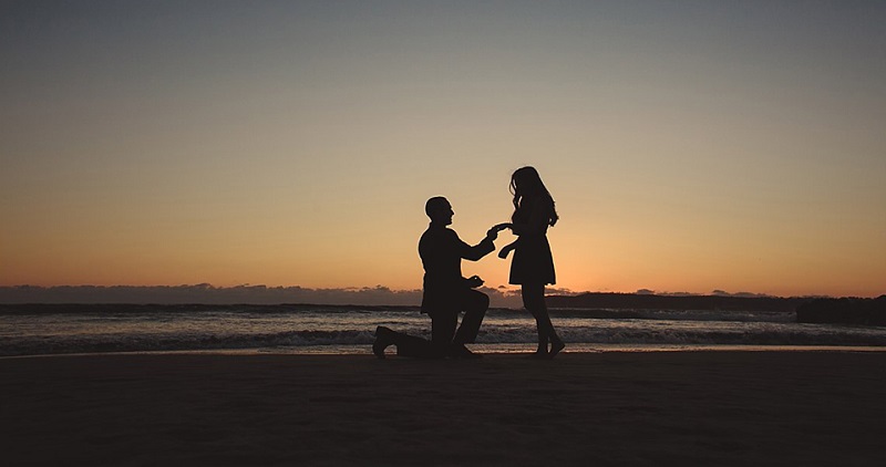 Demande en mariage : qui doit se mettre à genou ? L’image qui divise (photo)