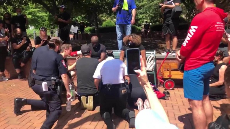 Des Blancs américains lavent les pieds de Noirs afin de s’excuser pour le racisme (vidéo)