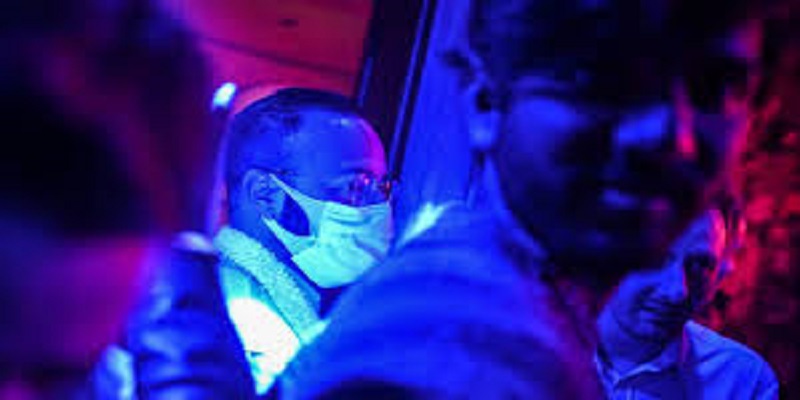 Des chercheurs américains créent un masque qui devient fluo au contact du coronavirus