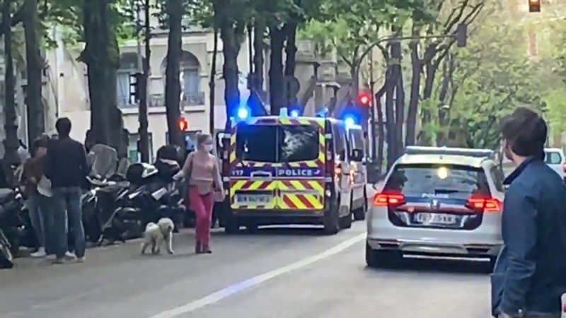 Des dizaines de Parisiens s’ »auto-déconfinent » pour danser en pleine rue ( vidéo )