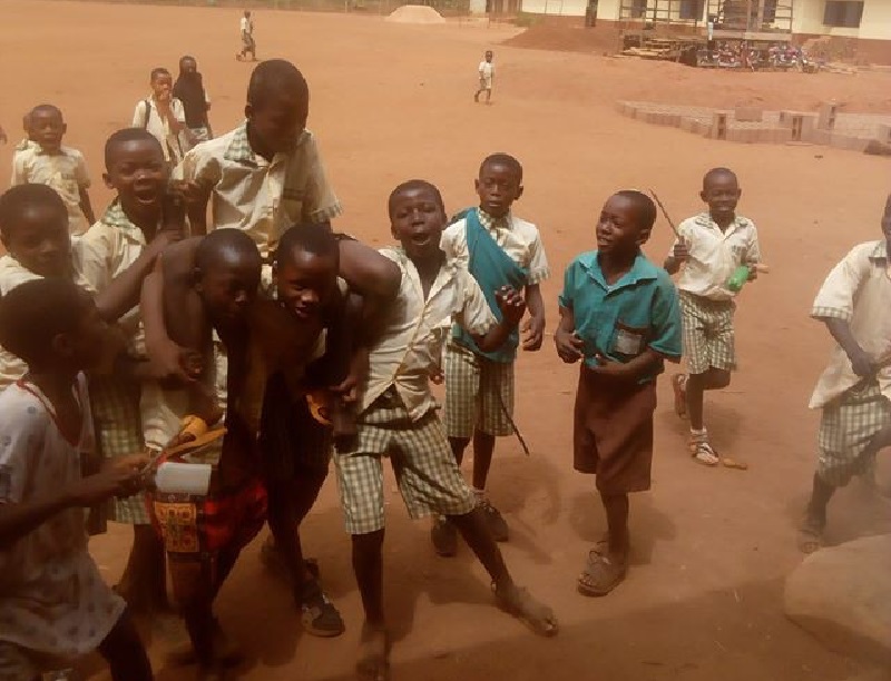 Des élèves ramènent de force leur camarade de classe à l’école après qu’il ait refusé d’assister aux cours