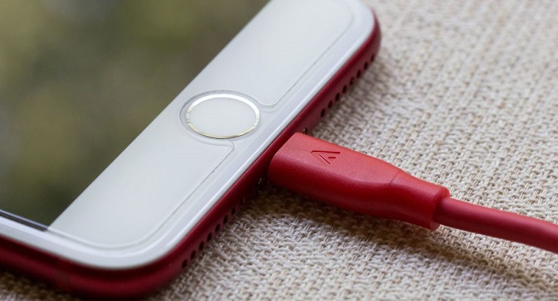 Des experts expliquent pourquoi il ne faut pas recharger son smartphone dans les lieux publics