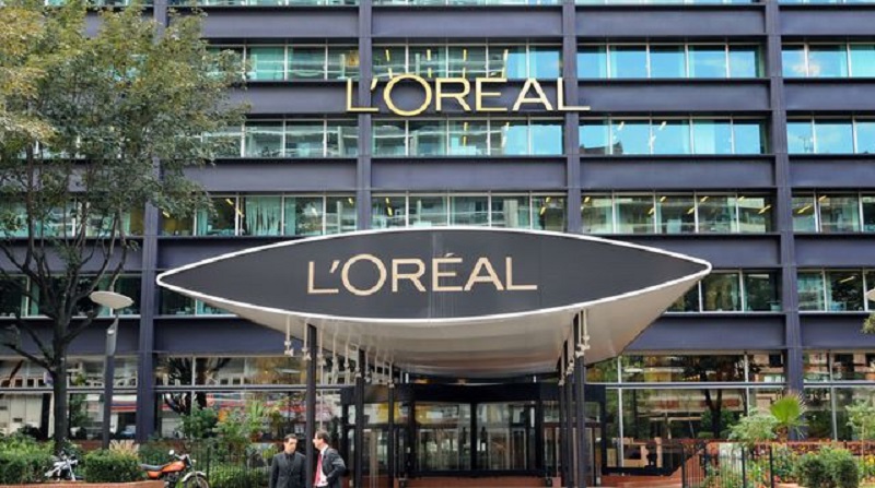 Des internautes boycottent la décision de L’Oréal et jettent leurs produits à la poubelle (vidéos)