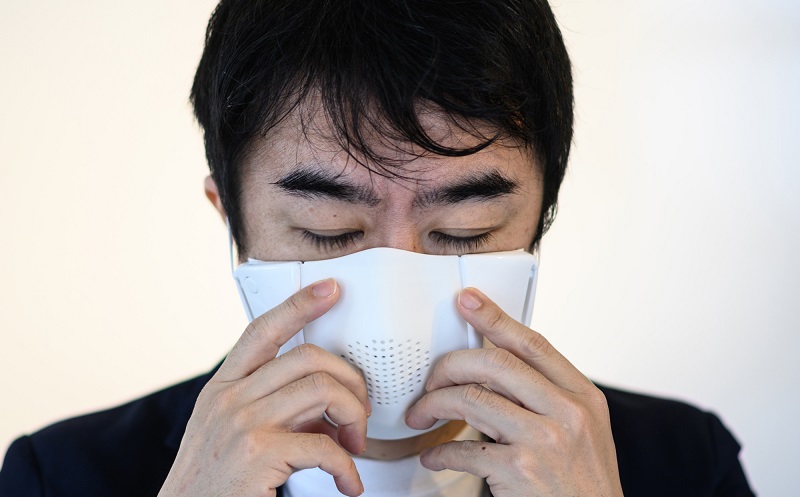 Des masques high-tech capables de traduire, filtrer et surveiller