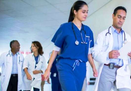 Des médecins canadiens protestent contre l’augmentation de leur salaire