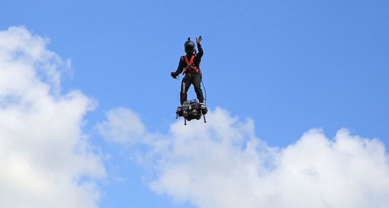 Des pilotes signalent un homme volant en jetpack dans le ciel de la Californie