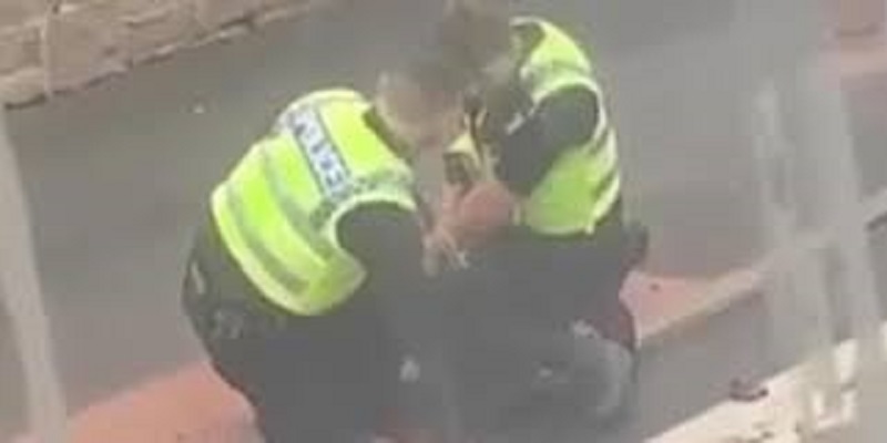 « Détends-toi ou je t’étouffe » : les propos d’un officier de police à un civil