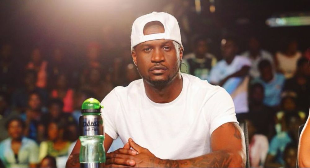 Peter Okoye : le chanteur aperçu en train d’embrasser une fan lors d’un concert (vidéo)