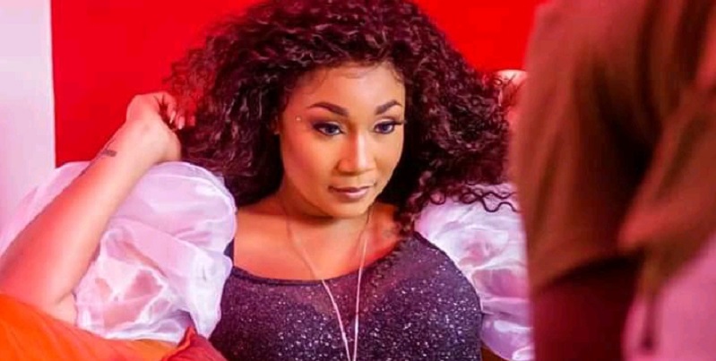 Dj Arafat : Le geste très sensuel d’Emma Lohoues en mémoire du Daïshi (photos)