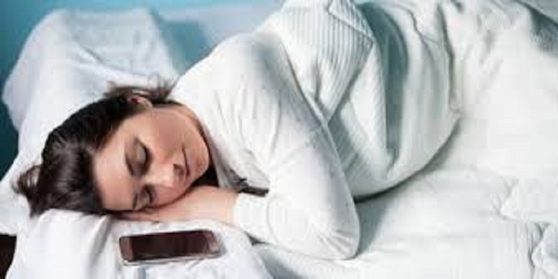 Dormir à côté d’un portable allumé : quels sont les risques ?