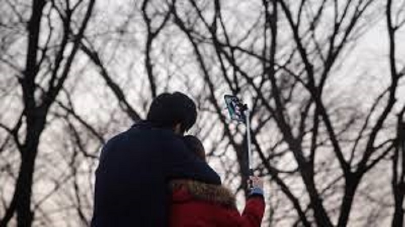 Un mannequin de 21 ans fait une chute mortelle en prenant un selfie