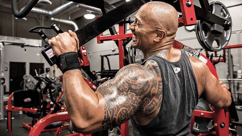 Dwayne Johnson : l’acteur donne la signification de son tatouage le plus flippant