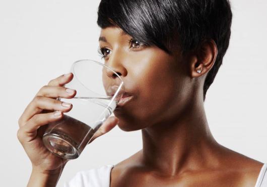 Pour cette raison il est dangereux de boire beaucoup d’eau