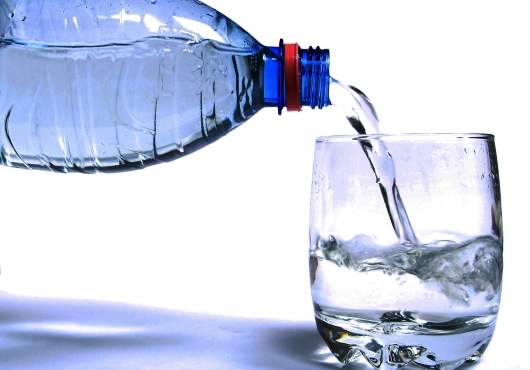 Eau minérale en bouteille: est-ce une bonne idée ? Quels sont les dangers?