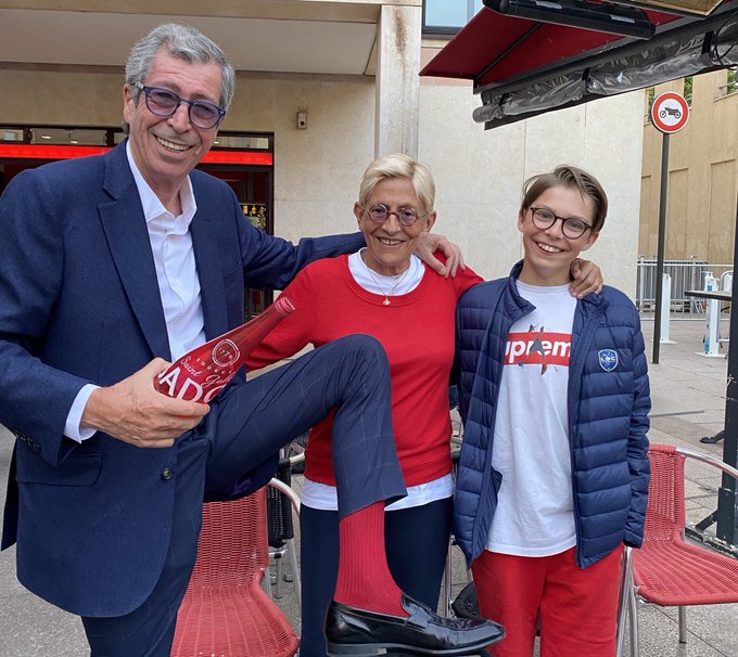 Balkany : cette nouvelle photo de Patrick, la jambe en l’air, indigne les internautes