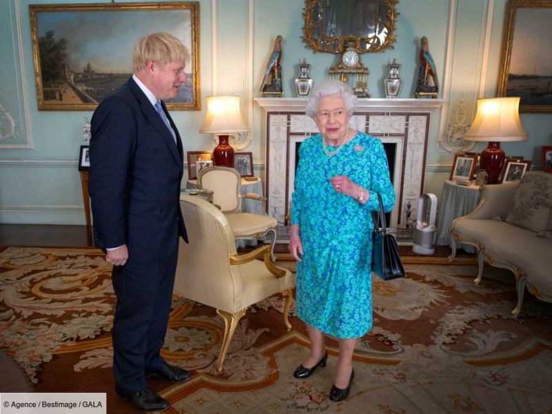 Elisabeth II en ligne avec Boris Johnson : son vieux téléphone amuse les internautes (photo)