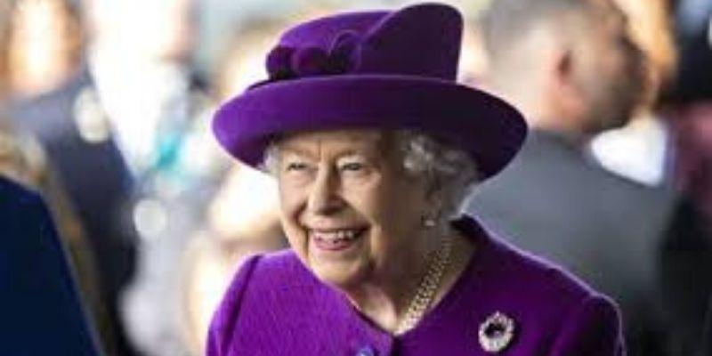 Elizabeth II : un accident vestimentaire a bien failli gâcher sa messe de Noël 