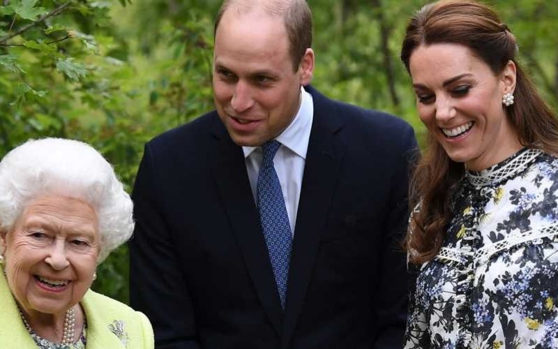 Elizabeth II : voici pourquoi elle préfère William et Kate Middleton
