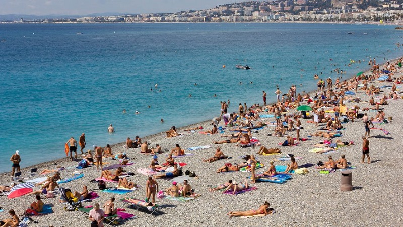 Elle bronze seins nus sur une plage, des gendarmes la somment de recouvrir sa poitrine