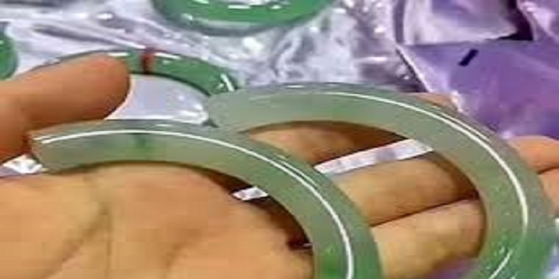 Elle casse un bracelet dans un magasin et s’évanouit après avoir appris son prix