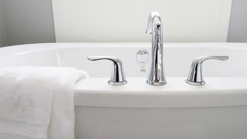 Elle décède après avoir mélangé ces 2 produits pour nettoyer sa salle de bain