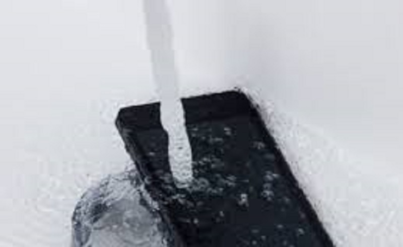 Elle lâche son smartphone dans son bain et meurt électrocutée