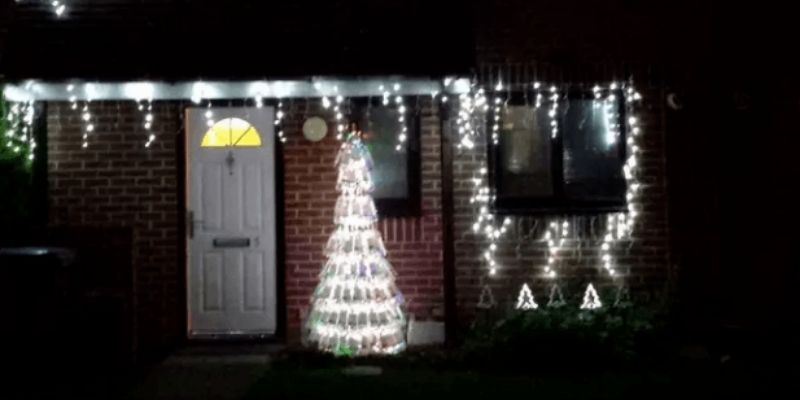 Elle réalise un magnifique sapin de Noël avec des bouteilles vides (photo)