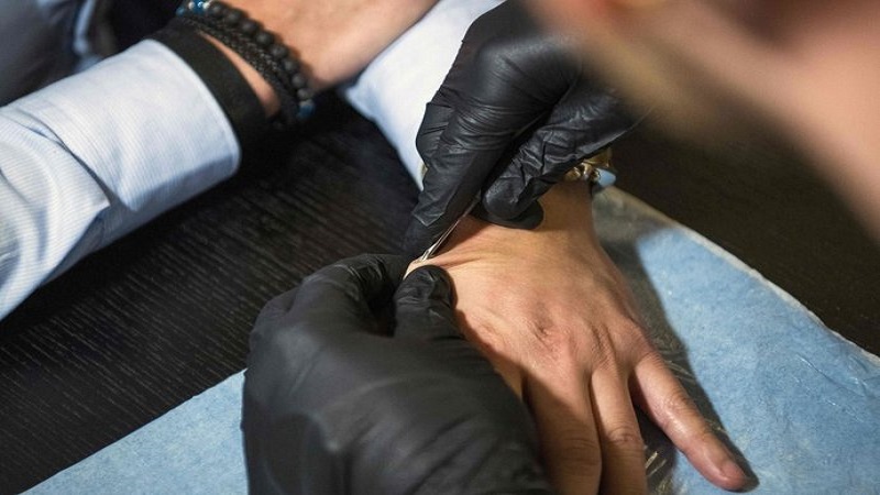 Elle se fait implanter sa carte bancaire et la puce de son interphone sous la peau (vidéo)