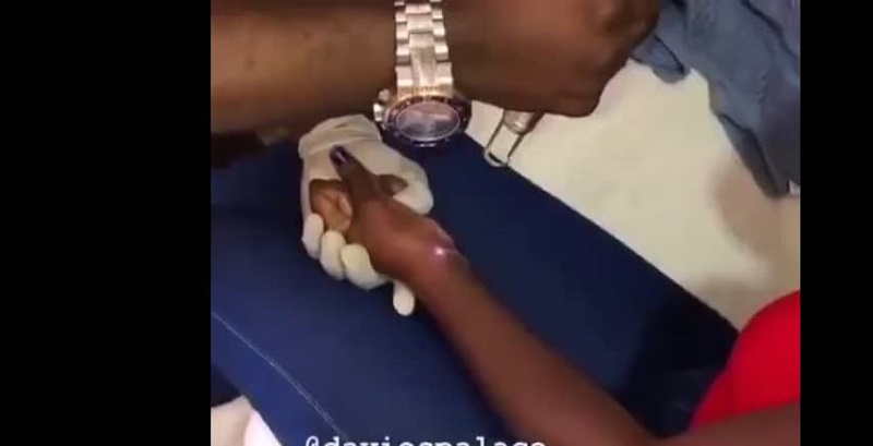 Elle se fait tatouer le nom de son petit ami et décide de se le faire enlever après une dispute (vidéo)