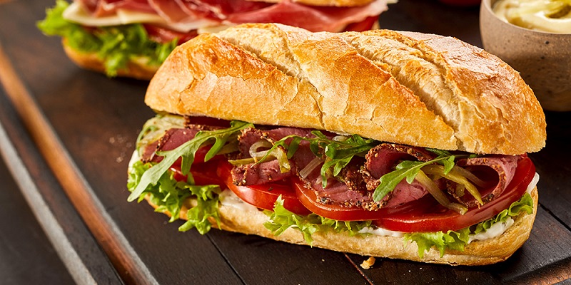 Elle se rend compte qu’elle a été cambriolée grâce à des sandwichs