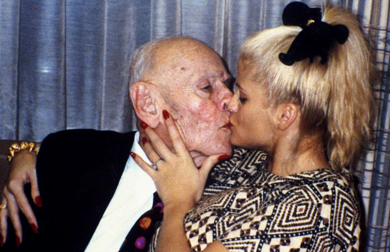 Elle se suicide après avoir appris que son milliardaire de 89 ans lui avait laissé en héritage la béquille qu’elle aimait tant