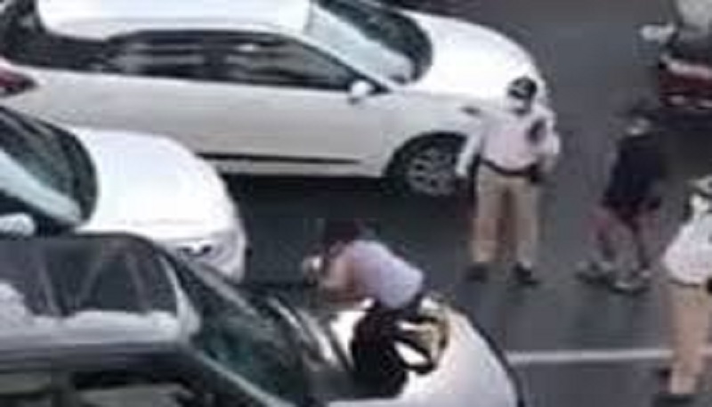 Elle surprend son mari avec une autre et provoque un embouteillage