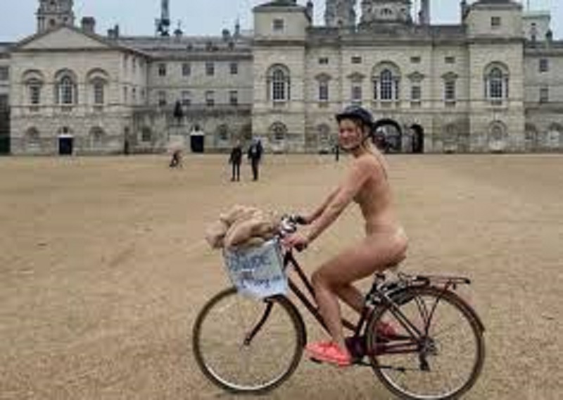 Elle traverse toute nue une ville à vélo pour une raison totalement inattendue (photo)