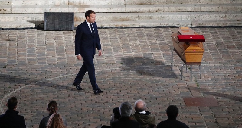 Emmanuel Macron au bord des larmes lors de l’hommage à Samuel Paty (vidéo)