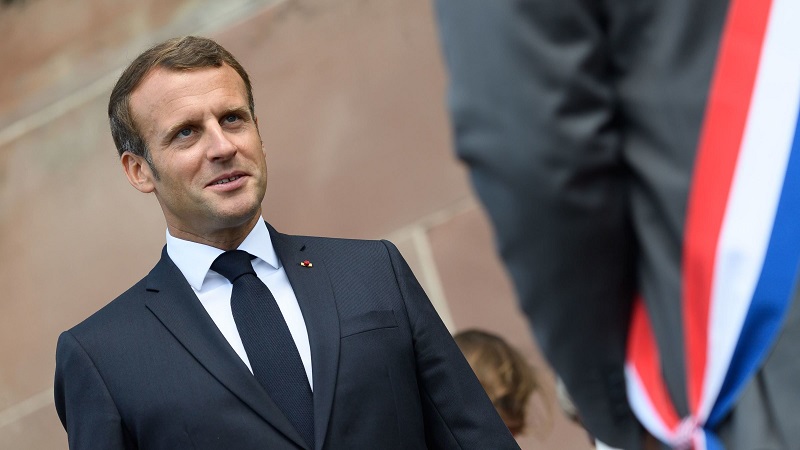 Emmanuel Macron : un sosie du président repéré sur une vieille photo avec Jean-Paul II (photo)
