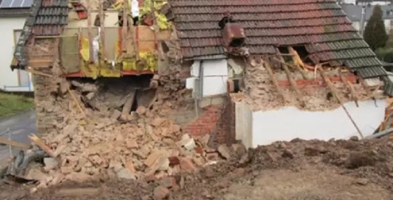 En conflit avec son locataire, un propriétaire détruit sa propre maison avec une grue