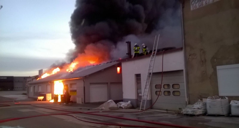 En mettant le feu à un magasin, il s’embrase lui-même (vidéo)