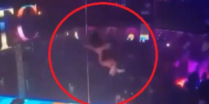 En plein strip-tease, elle tombe d’un haut poteau (vidéo)