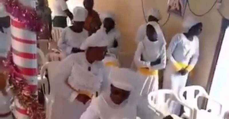 En pleine séance  d’adoration, elle vole l’argent de l’église  (Vidéo)