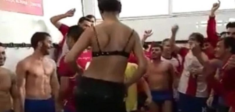 Espagne : une strip-teaseuse dans le vestiaire d’un club crée un scandale
