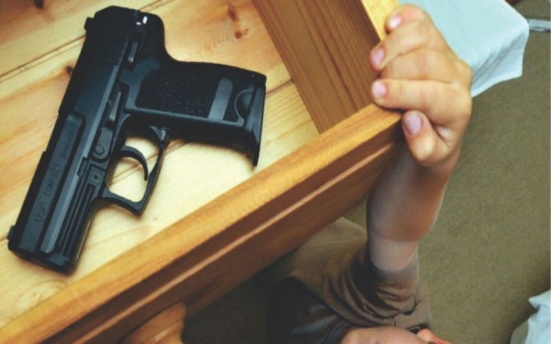 Etats-Unis : 1 enfant de 3 ans meurt en manipulant une arme pendant son anniversaire