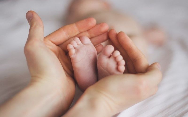 États-Unis : Après avoir donné naissance à 14 garçons, un couple accueille (enfin) sa première petite fille
