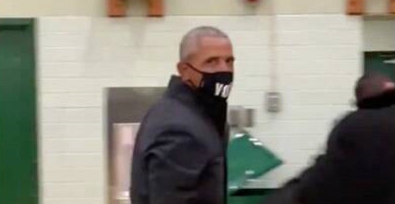 Etats-Unis : Obama marque un panier à 3 points et enflamme le web (vidéo)