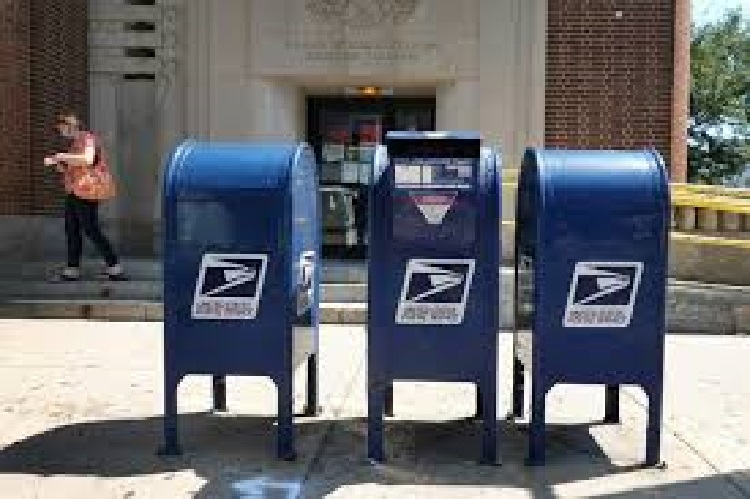 Etats-Unis : Trump accusé de vouloir détruire la poste américaine